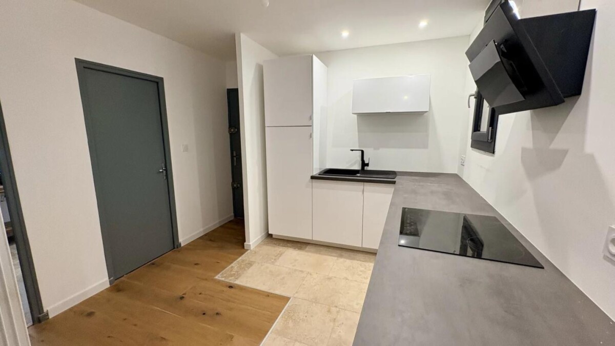 Photo 11 : Coup de coeur pour ce Charmant T2 de 52 m² sous les toits – Intramuros, quartier recherché avignonnais