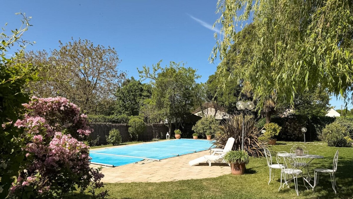 Photo 4 : Maison poitevine de caractère avec piscine et jardin paysage