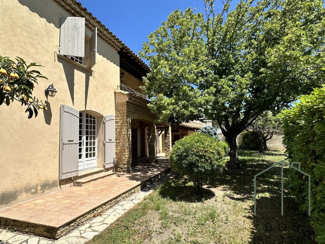 Photo 5 : Villa traditionnelle avec jardin et garage