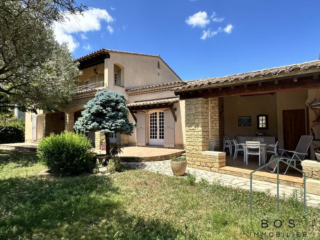 Photo 1 : Villa traditionnelle avec jardin et garage